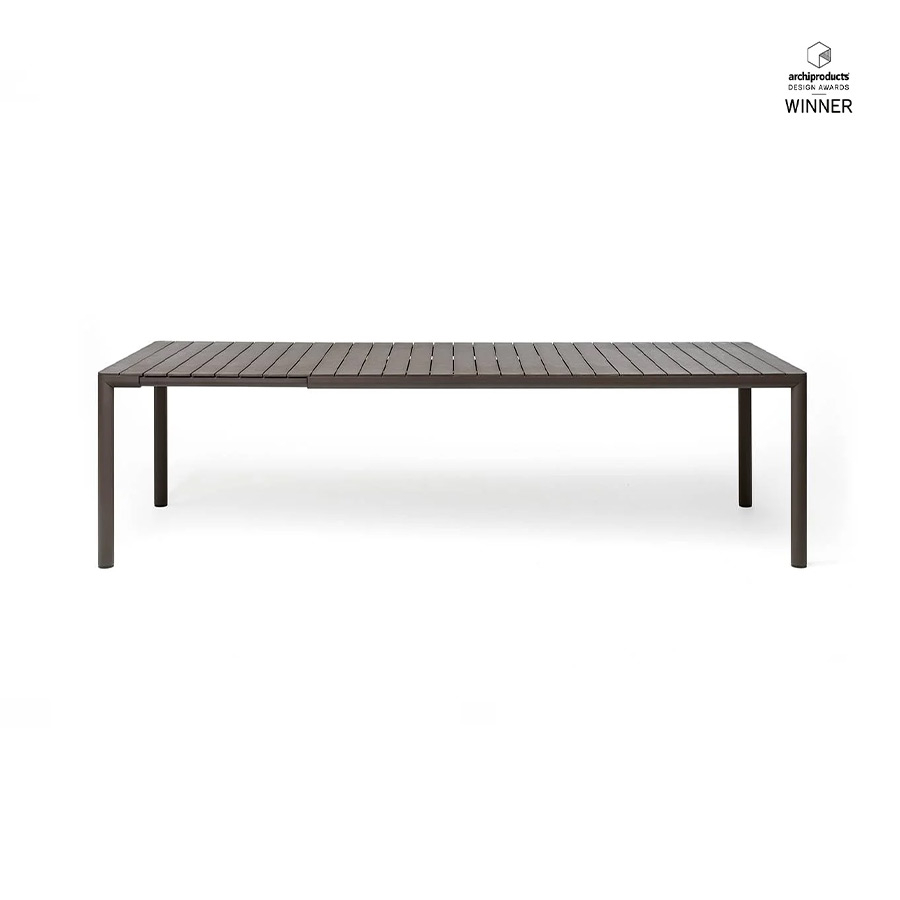 Mesa de terraza de la firma de diseño italiana Nardi de tamaño 211 y acabado terra, con premio de diseño archiproducts.