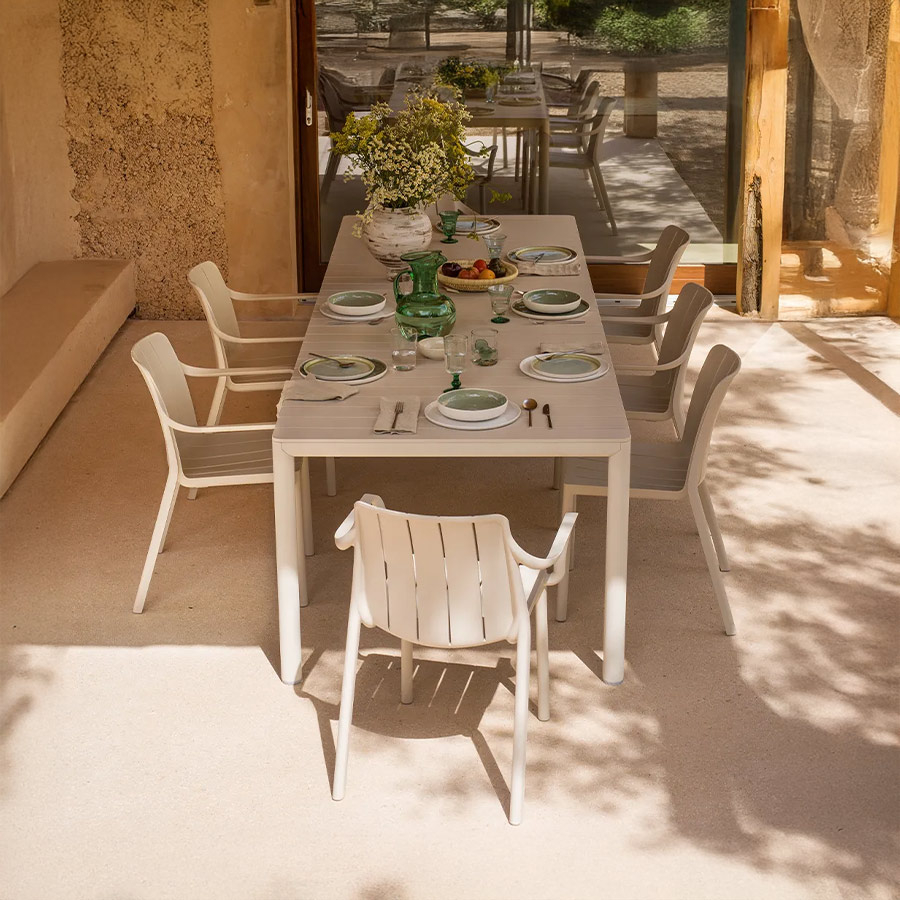 Mesa Tevere de la firma italiana Nardi, de tamaño 211 y acabado en Corda, con vista de ambiente en patio exerior.