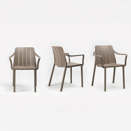 Silla con brazos Tiberina de la firma de diseño italiana Nardi vista en distintas posiciones y en acabado Tortora.