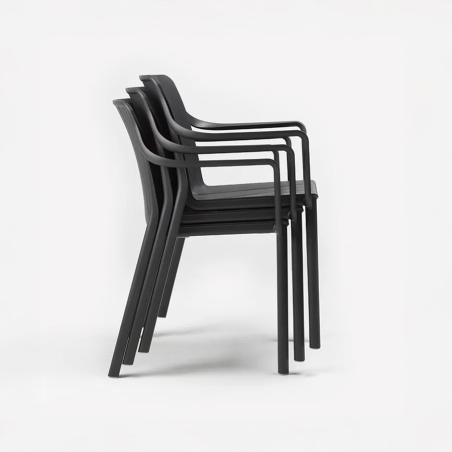 Silla con brazos Tiberina apilable de la firma de diseño italiana Nardi en acabado Antracita.