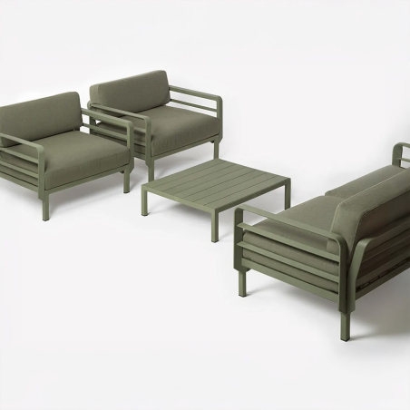 Composición de exterior con sillón de terraza, sofá y mesita modelo Maximo de la firma de diseño Nardi, en acabado cactus.