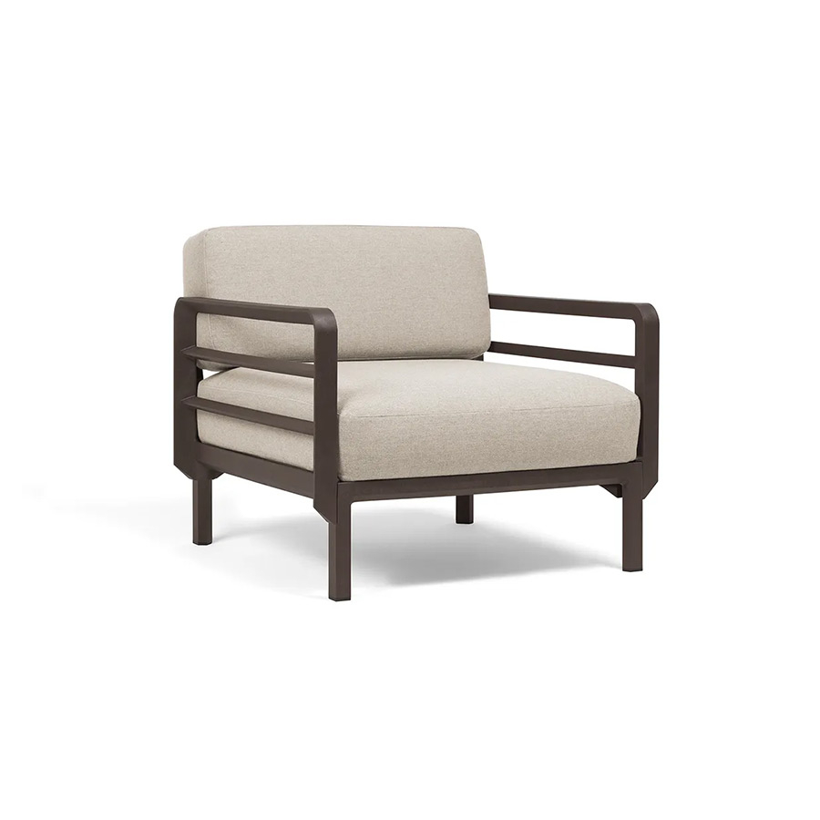 Sillón de terraza Maximo de la firma de diseño italiana Nardi en acabado de estructura terra y tejido perla.