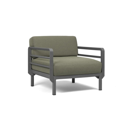 Sillón de terraza Maximo de la firma de diseño italiana Nardi en acabado de estructura basalto y tejido timo.