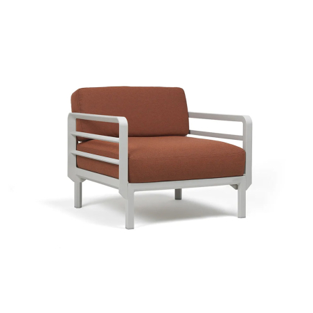 Sillón de terraza Maximo de la firma de diseño italiana Nardi en acabado de estructura gesso y tejido canella.