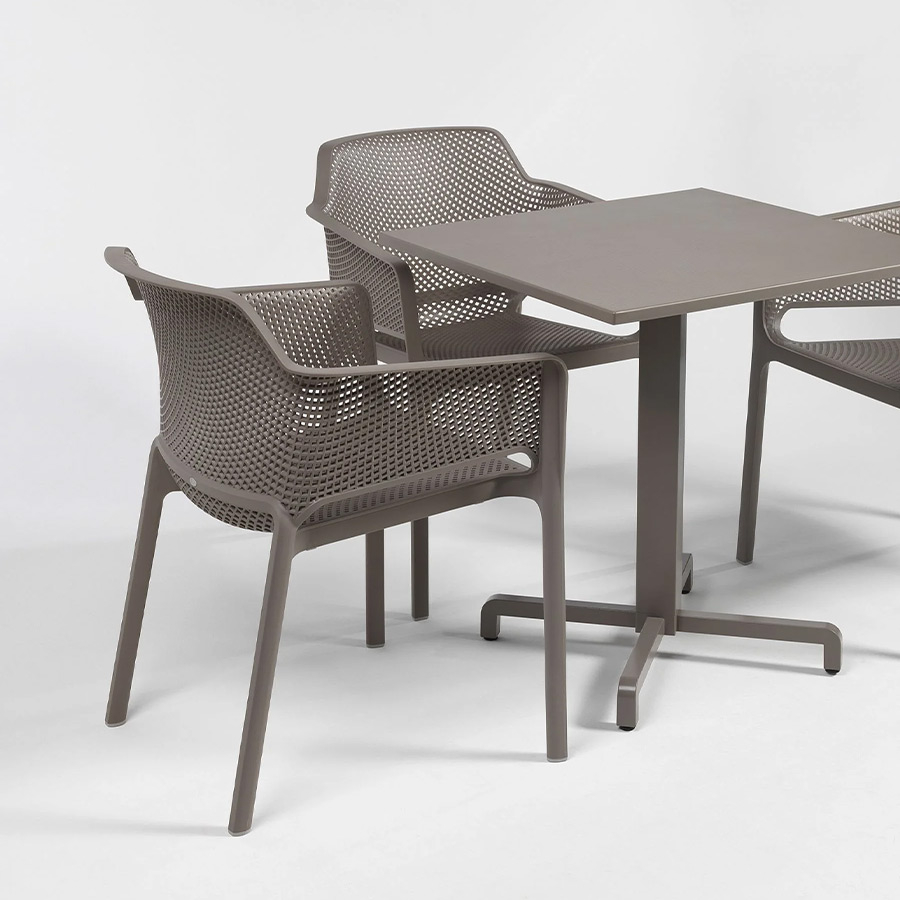 Silla de terraza Net de la firma de diseño italiana Nardi, en acabado tortora y vista en detalle versión contract.