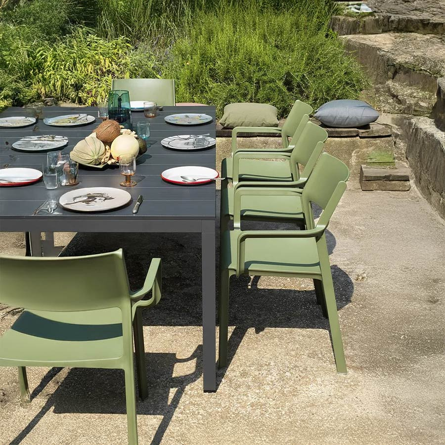 Silla de terraza Trill de la firma de diseño italiana Nardi en acabado agave y vista de ambiente en detalle.