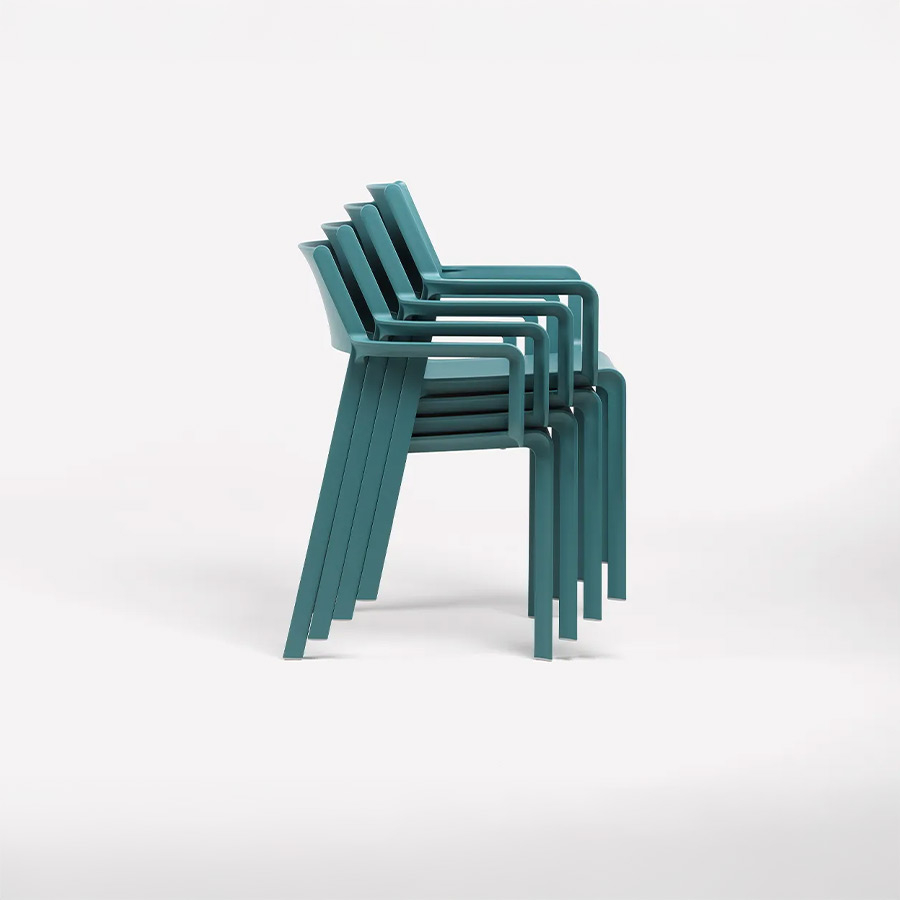 Silla de terraza apilable Trill de la firma de diseño italiana Nardi, con acabado azul.