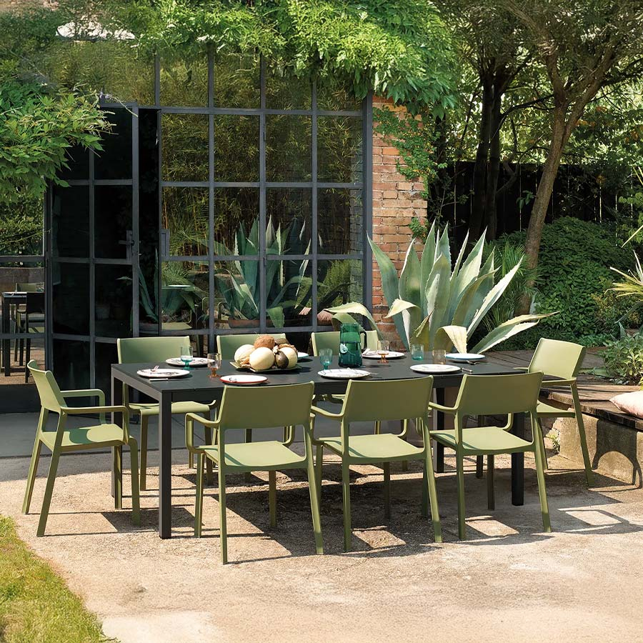 Silla de terraza Trill de la firma de diseño italiana Nardi en acabado agave y vista de ambiente.