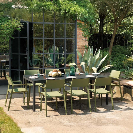 Silla de terraza Trill de la firma de diseño italiana Nardi en acabado agave y vista de ambiente.