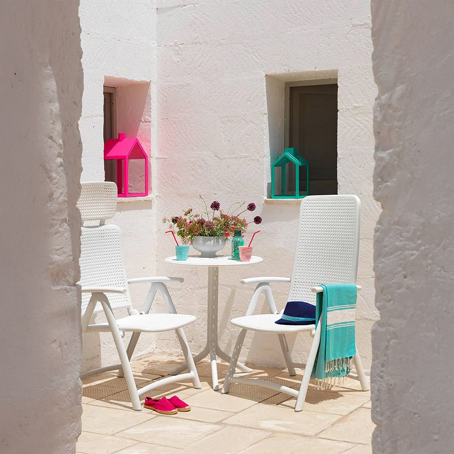 Sillón de terraza Darsena de la firma de diseño Nardi, en acabado blanco y vista de ambiente.