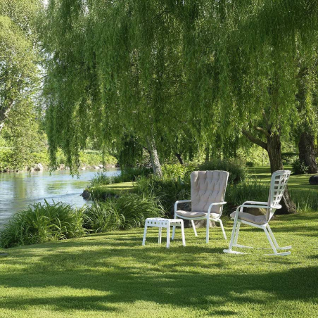 Sillón de terraza Folio confort de Nardi en acabado estructura blanco y cojín gigrio, en vista de ambiente de lago.