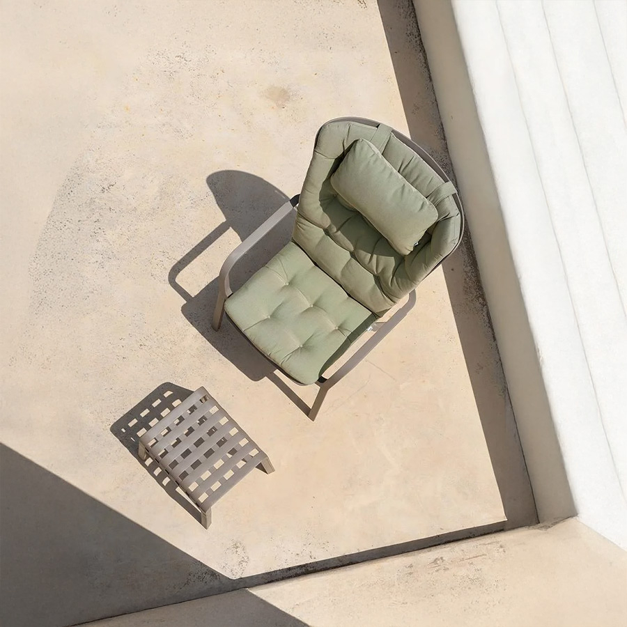 Sillón de terraza Folio confort de Nardi en acabado estructura tortora y cojín agave, en vista de ambiente.