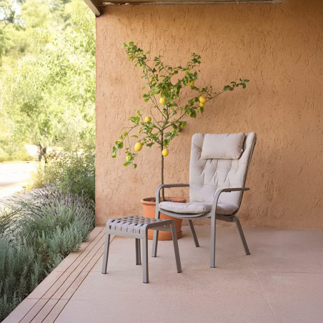 Sillón de terraza Folio confort de la firma de diseño Nardi en acabado tortora y vista de ambiente con mesa a conjunto.