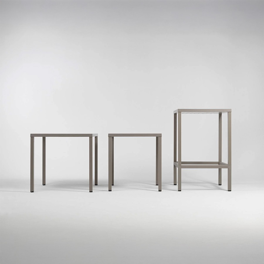 Mesa de terraza Cube en formato cuadrado, disponible en dos tamaños.