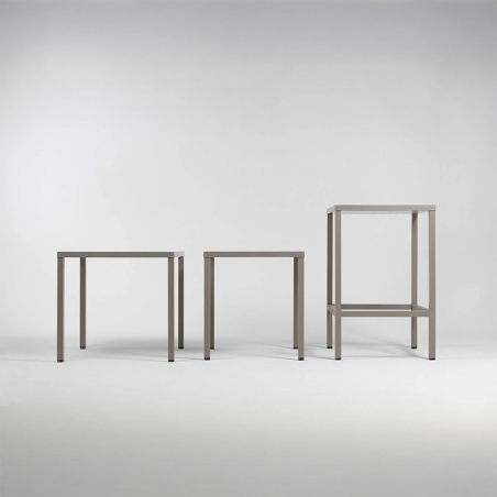 Mesa de terraza Cube en formato cuadrado, disponible en dos tamaños.