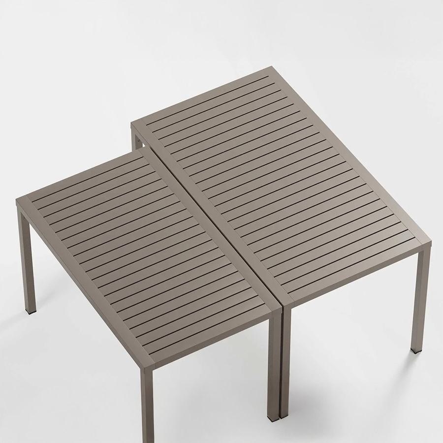 Mesa de terraza Cube de NARDI en acabado antracita y vista detalle de las medidas de los dos sobres.
