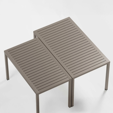 Mesa de terraza Cube de NARDI en acabado antracita y vista detalle de las medidas de los dos sobres.