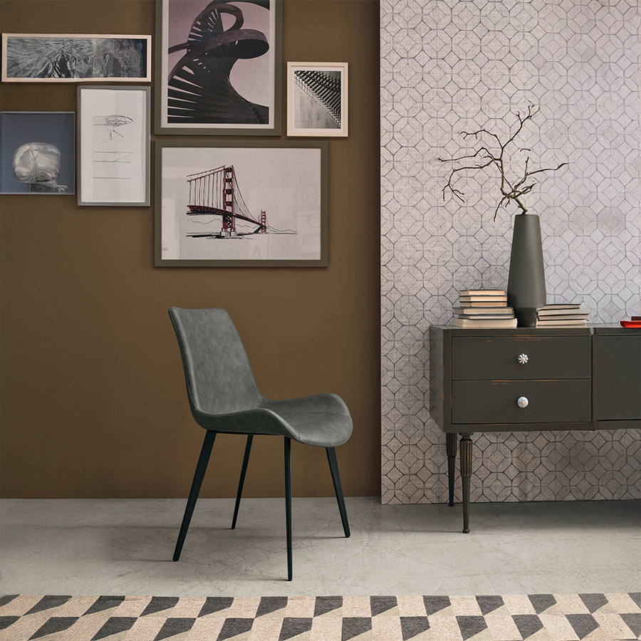 Silla Málaga de la firma italiana Target Point en acabado ghiaccio vintage y vista de ambiente.