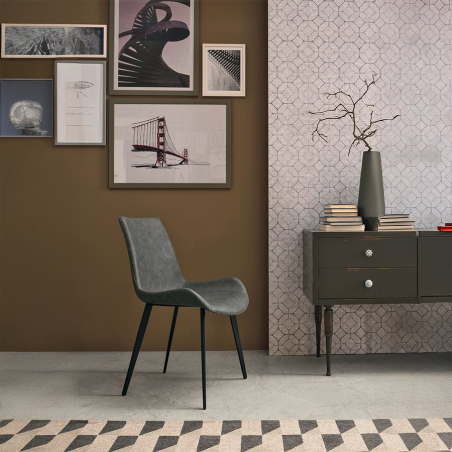 Silla Málaga de la firma italiana Target Point en acabado ghiaccio vintage y vista de ambiente.