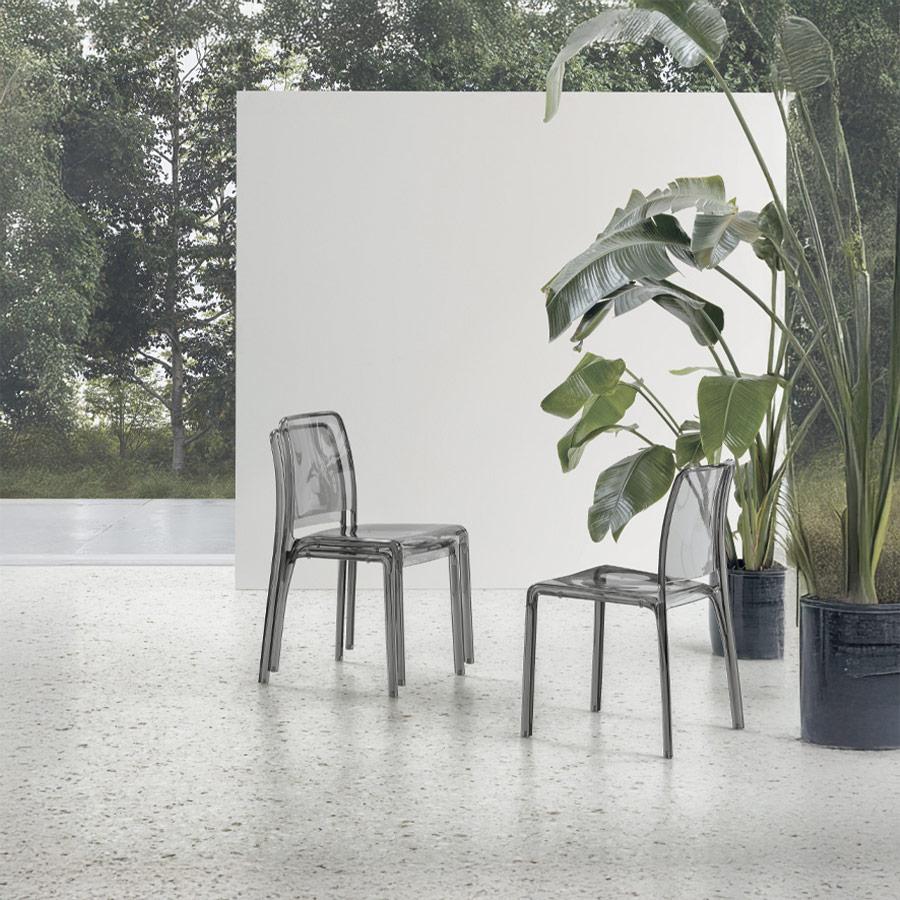 Silla Futura de la firma italiana Target Point, en acabado transparente y apiladas.