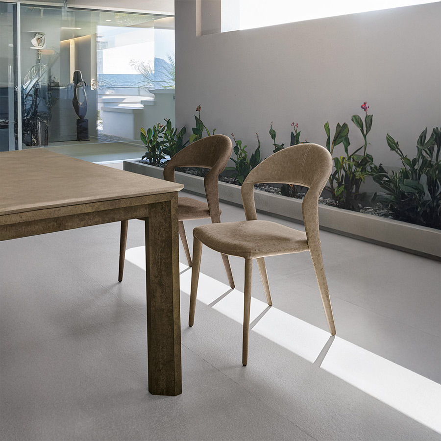 Silla Denver de la firma italiana Target Point, en acabado tortora soft touch vintage y vista de ambiente.