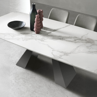 Mesa Taurus de la firma italiana Target Point en acabado arabescato y vista de ambiente. 2