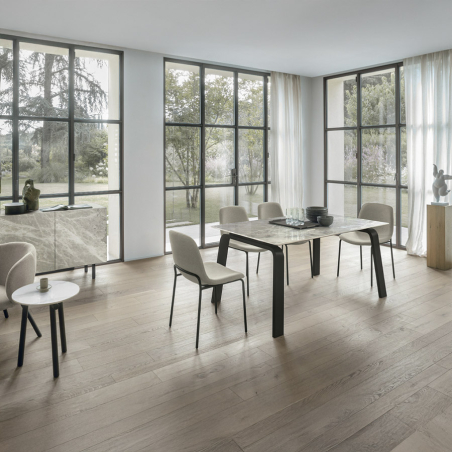 Mesa extensible Deimos de la firma italiana Target Point, en acabado de sobre arabescato y patas negro y vista de ambiente.