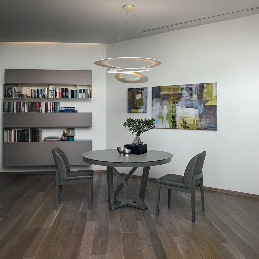 Mesa extensible Cronos de la firma italiana Target Point en acabado grafito y vista de ambiente.