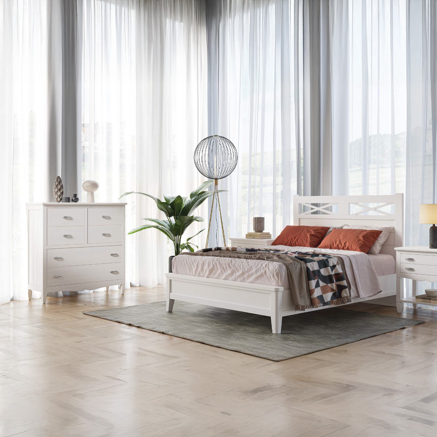 Cómoda Amberes de la marca Grupo Seys en acabado Blanco Decapé y vista de ambiente dormitorio.