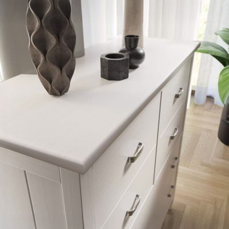 Cómoda Amberes de madera maciza de Grupo Seys, en acabado Blanco Decapé y vista detalle.