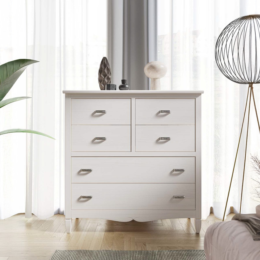 Cómoda Amberes de madera maciza de Grupo Seys en acabado Blanco Decapé y vista frontal.