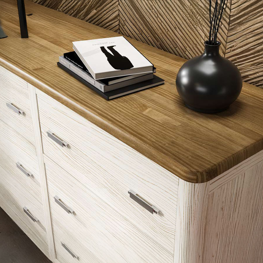 Vista detalle de la cómoda de la colección Cerdeña de la marca Grupo Seys, fabricada en madera de pino.
