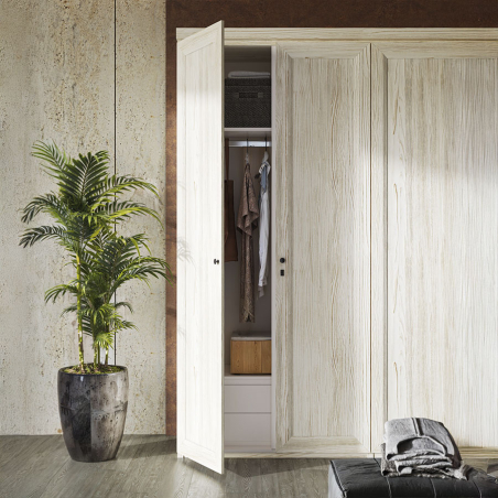 Armario Liria de 4 puertas, de la marca Grupo Seys y acabado blanco albo en vista detalle del interior.