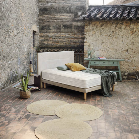 Colchón Triumph de la firma Dunlopillo en vista de ambiente y cama de matrimonio.