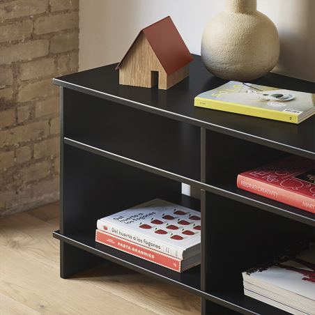 Mueble TV Inari de la firma valenciana Teulat en acabado negro y vista de detalle.