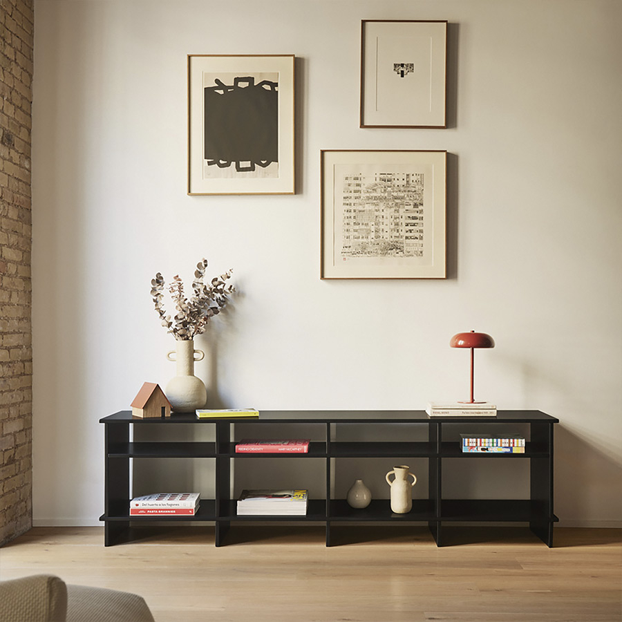 Mueble TV Inari de la firma valenciana Teulat en acabado negro y vista de ambiente.