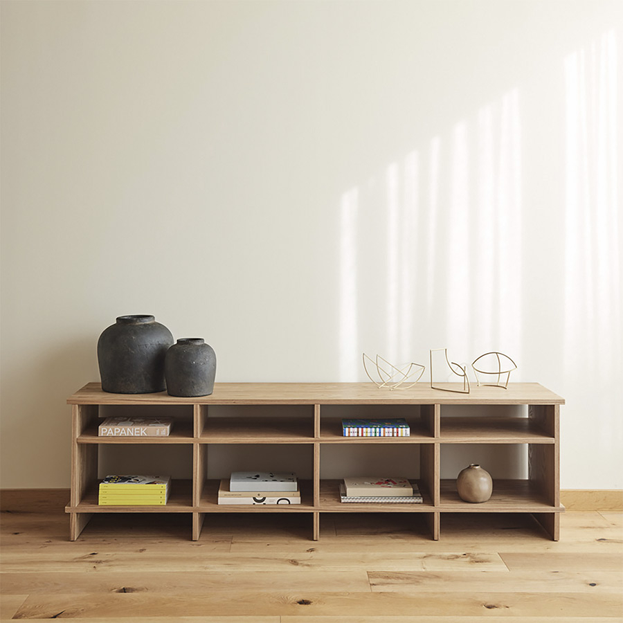 Mueble TV Inari de la firma valenciana Teulat en acabado roble y vista de ambiente.