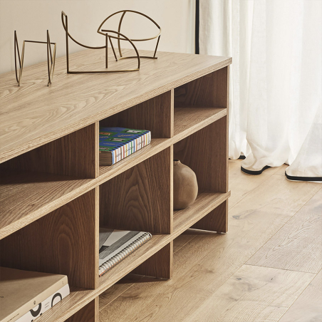 Mueble TV Inari de la firma valenciana Teulat en acabado roble y vista de detalle.