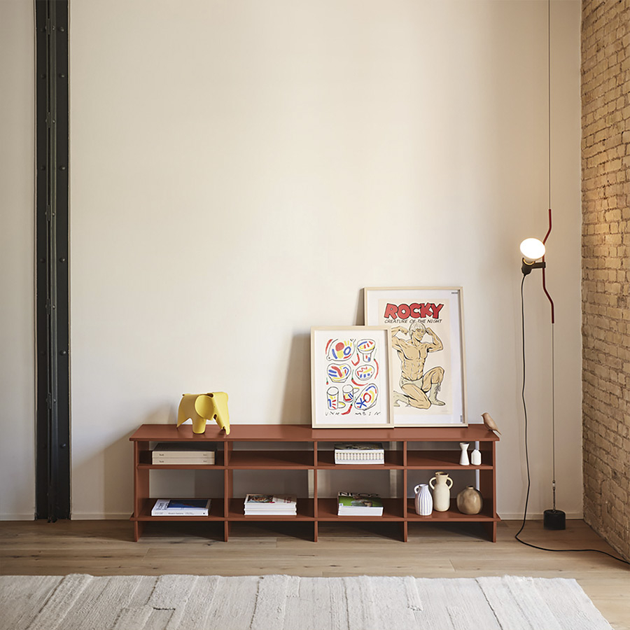 Mueble TV Inari de la firma valenciana Teulat en acabado teja y vista de ambiente.