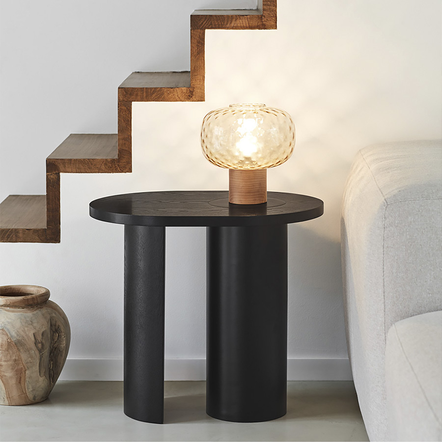 Mesa auxiliar Nori de Teulat, con sobre y patas en negro y vista de ambiente.