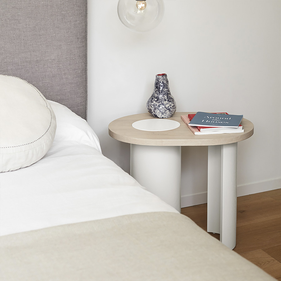 Mesa auxiliar Nori de la firma valenciana Teulat, con sobre en natural claro y patas en crema y vista de ambiente.