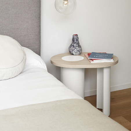 Mesa auxiliar Nori de la firma valenciana Teulat, con sobre en natural claro y patas en crema y vista de ambiente.