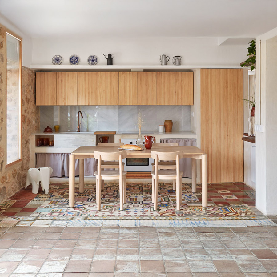 Silla Nara de la firma valenciana Teulat, en acabado natural claro y vista de ambiente de comedor.