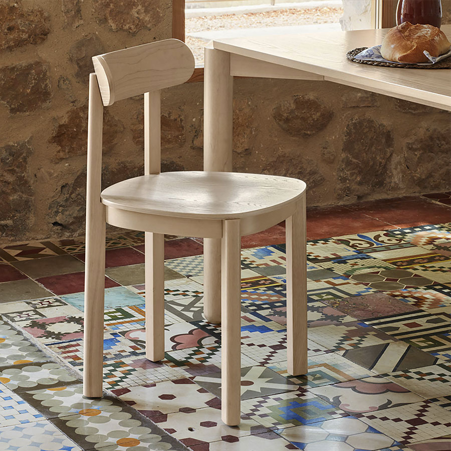 Silla Nara de la firma valenciana Teulat, en acabado natural claro y vista de ambiente.