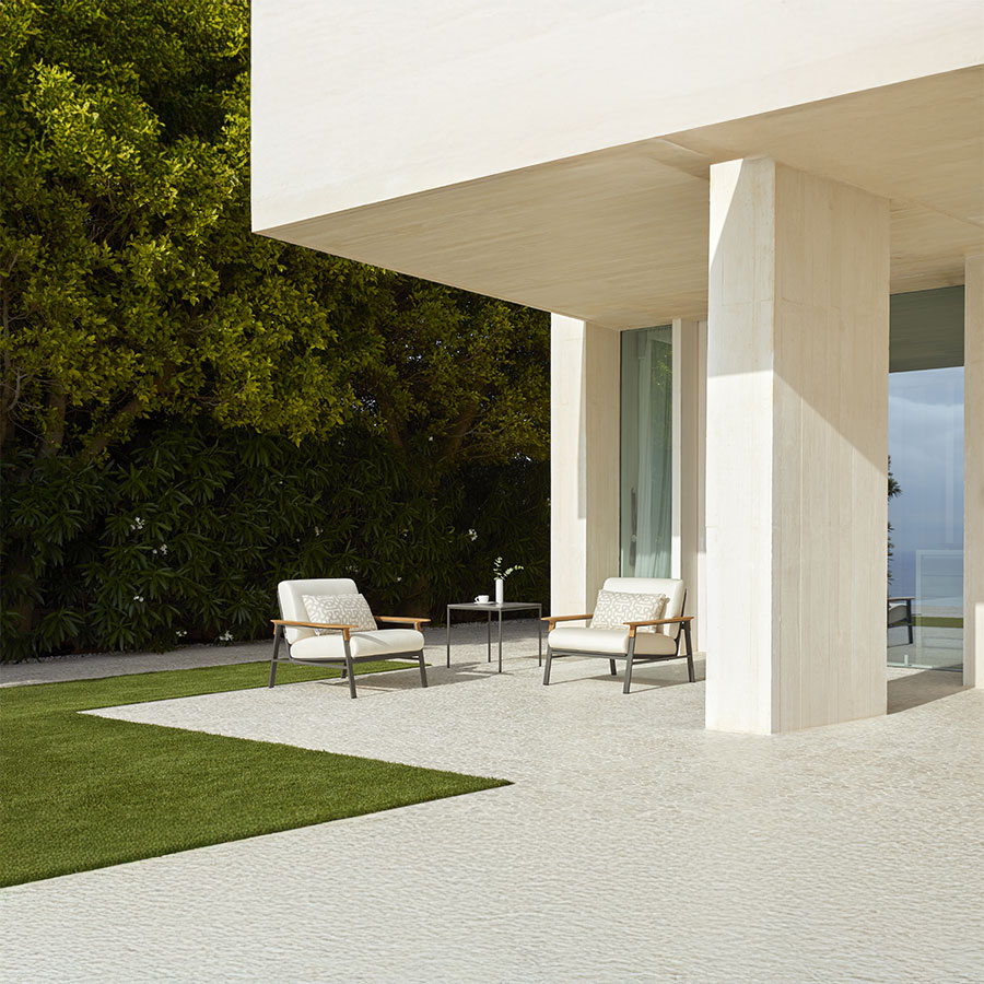 Sillones City de la firma Point en ambiente exterior con mesita cuadrada Point.