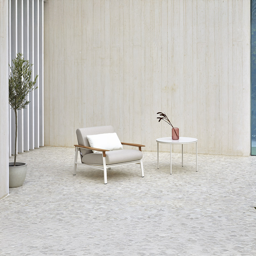 Sillón City de la firma Point en ambiente exterior con mesita redonda.