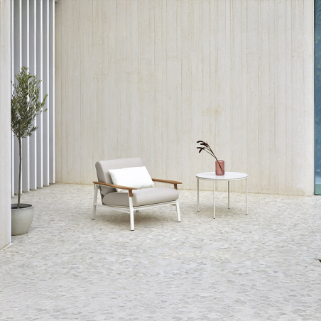 Sillón City de la firma Point en ambiente exterior con mesita redonda.