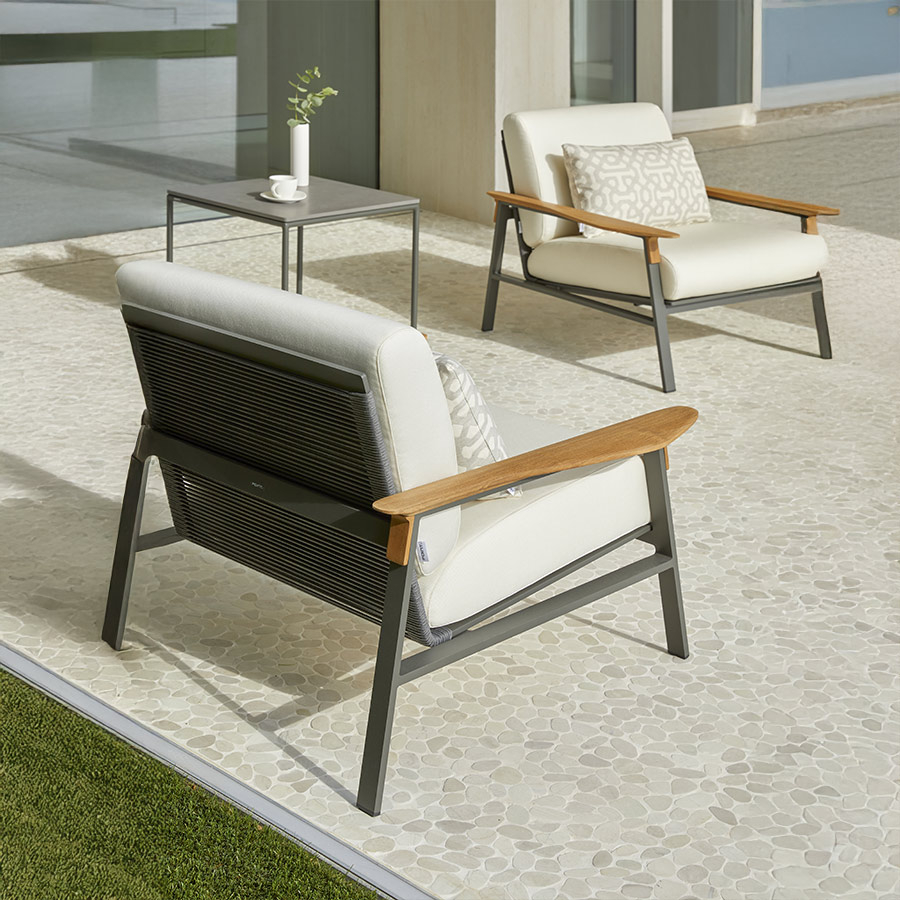 Sillón City de la firma Point, en vista detalle del reposabrazos en madera.