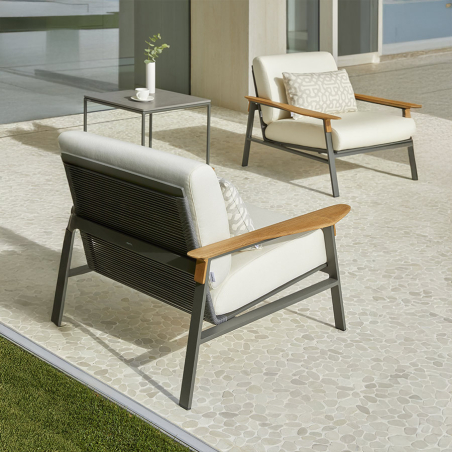 Sillón City de la firma Point, en vista detalle del reposabrazos en madera.