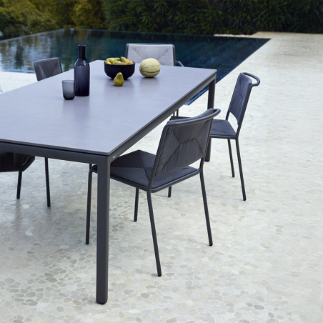 Silla Summer de la firma Point en acabado grafito y vista de ambiente con mesa Summer